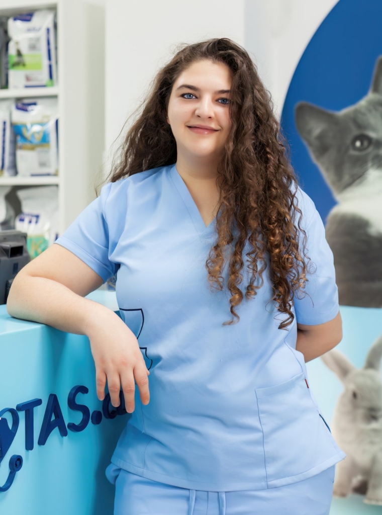 rosa auxiliar de veterinaria