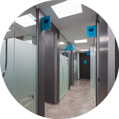 Pasillo de consultas especializadas en nuestros centros veterinarios en Orihuela y Bigastro.