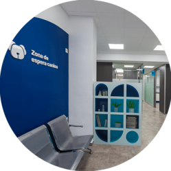Sala de espera de Mascotas Clinic, uno de nuestros centros veterinarios en Orihuela.